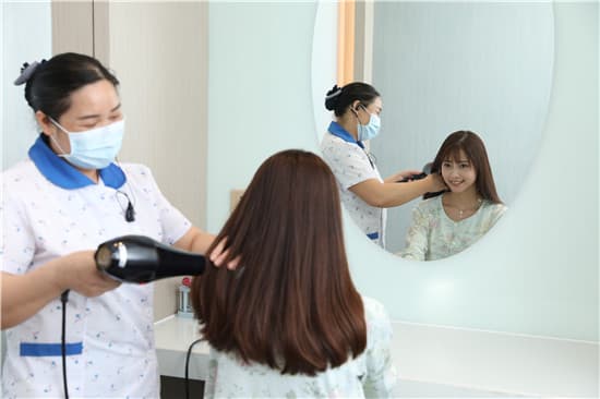 月子中心和月嫂哪个比较好？