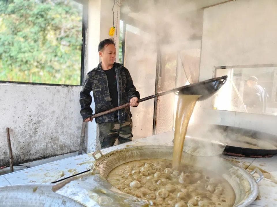 广西耀达村：古法红糖“熬制”甜蜜新生活