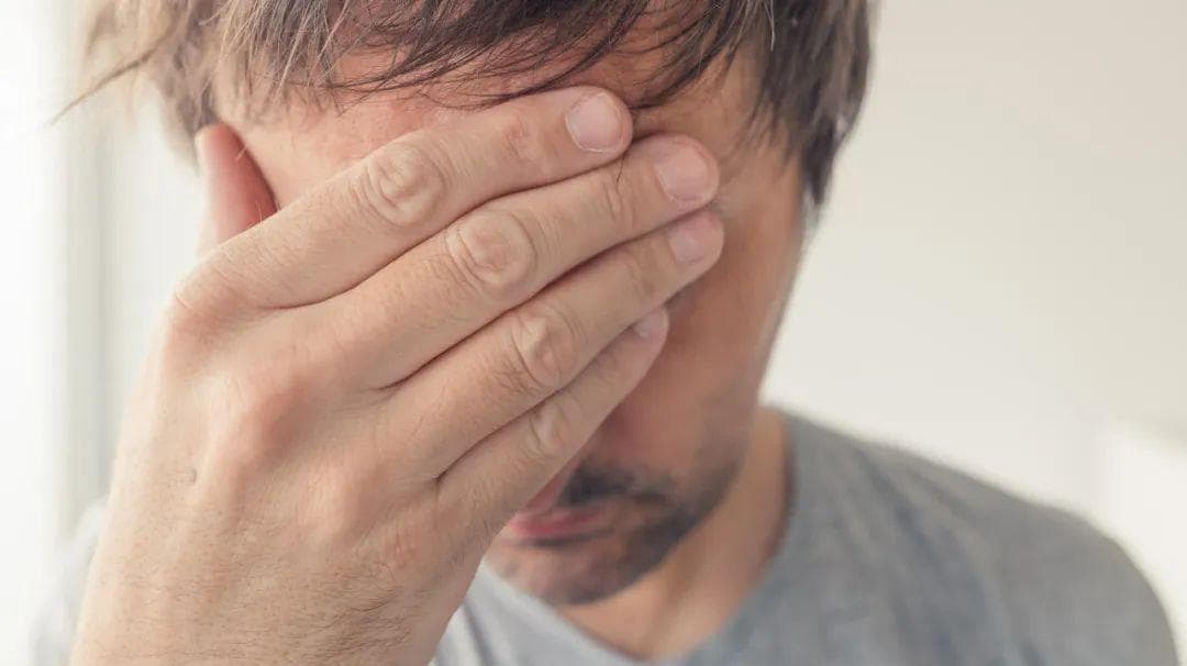 耳鸣是大脑在求救！不吃药2招恢复听力：消除晕眩、头痛