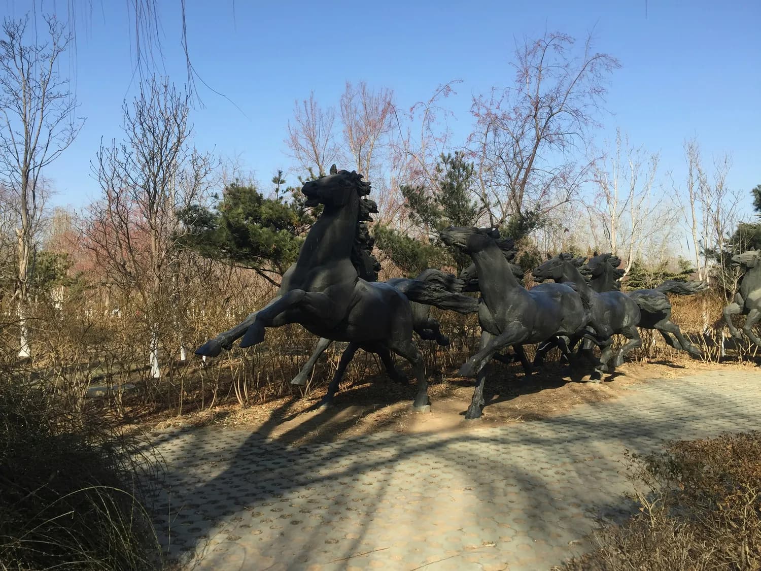 武威雷台汉墓：铜奔马的传奇发现与艺术价值