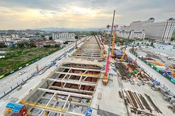 奋战三季度丨宁波轨道交通首个双岛四线越行站封顶