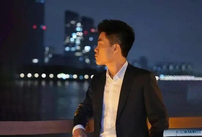 董宇辉“单飞”事件：东方甄选股价波动背后的商业风云