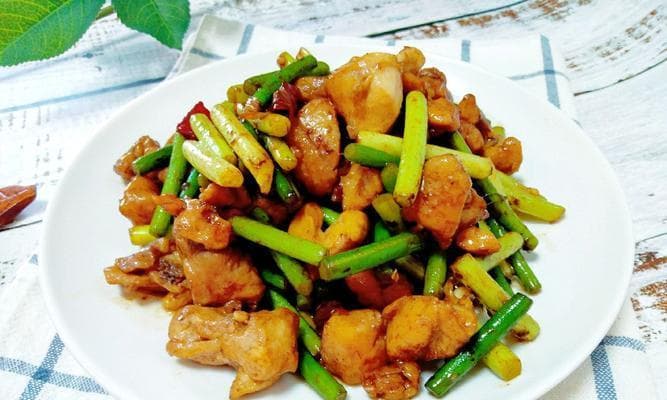 蒜苔炒鸡胗：美味健康的春季佳肴