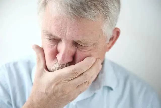 经常烧心、打嗝、吐酸水，胃食管反流怎么办？7个方法预防复发