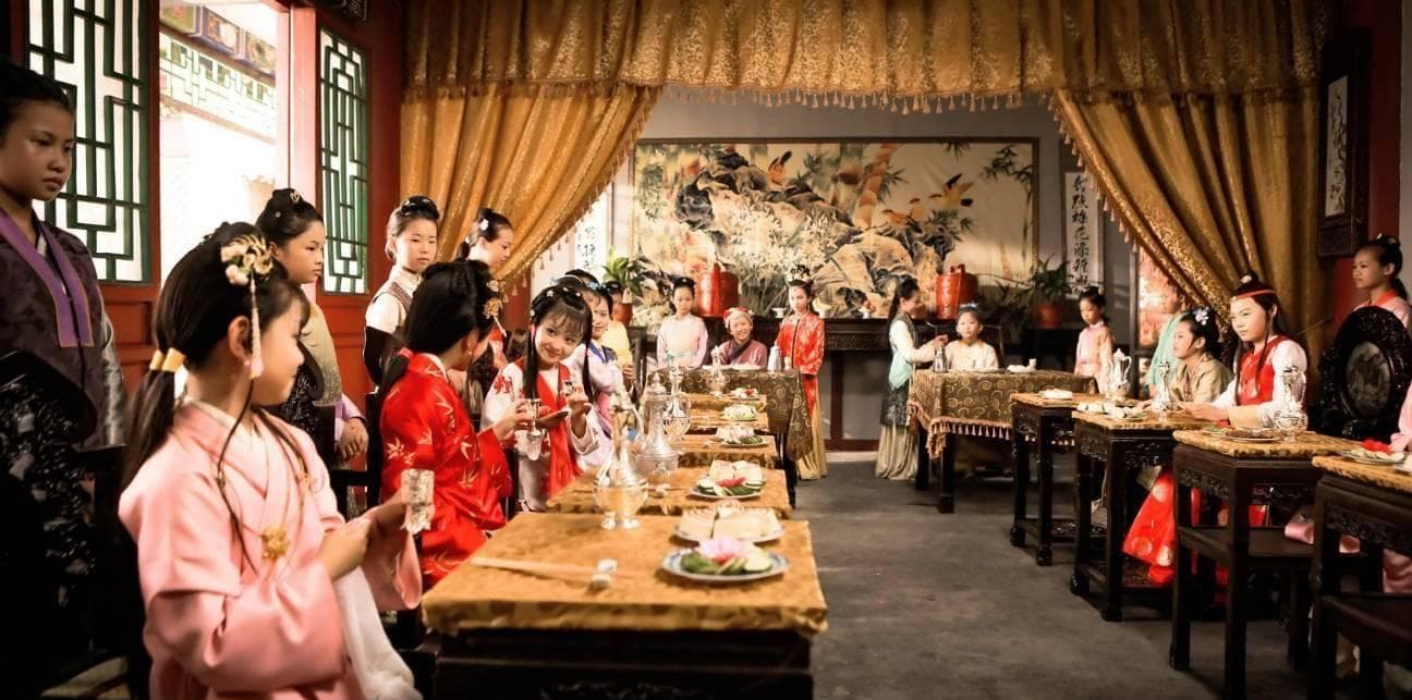 《红楼梦》的餐桌规矩与《唐顿庄园》的餐桌艺术：中西文化差异解读