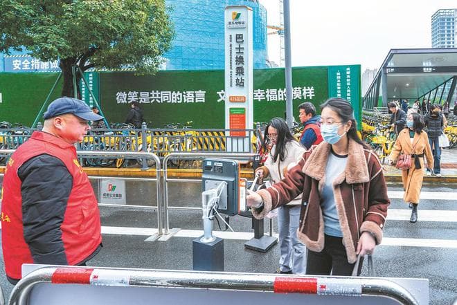 成都首推“路中式”公交换乘站：候车更快更安全