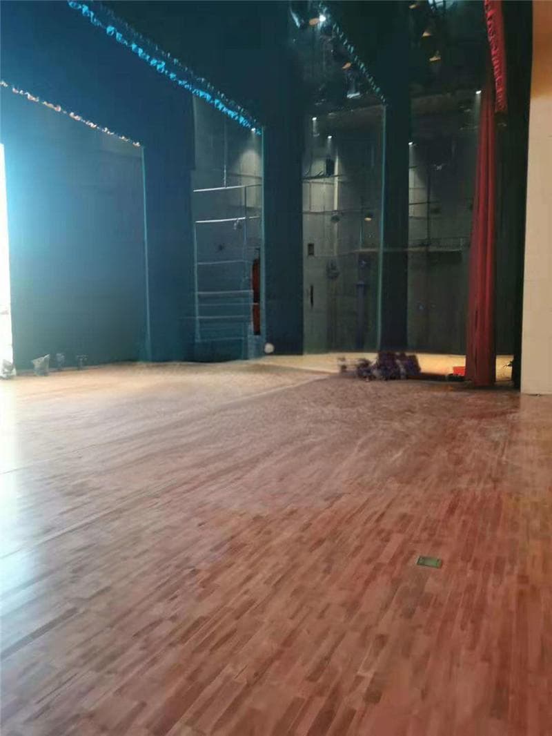 舞台幕布材质选择指南：从功能到环保全方位解析