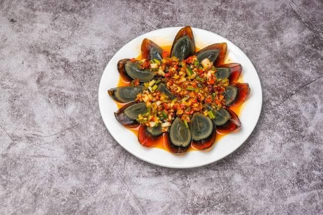 凉拌皮蛋时，大厨：有“3料”是去腥增鲜关键，每1样都很重要