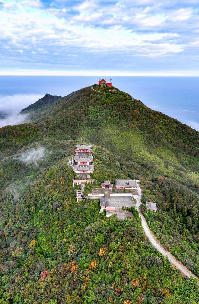 华蓥山探秘：深秋一日游攻略与美味相伴，华蓥山的自然与文化魅