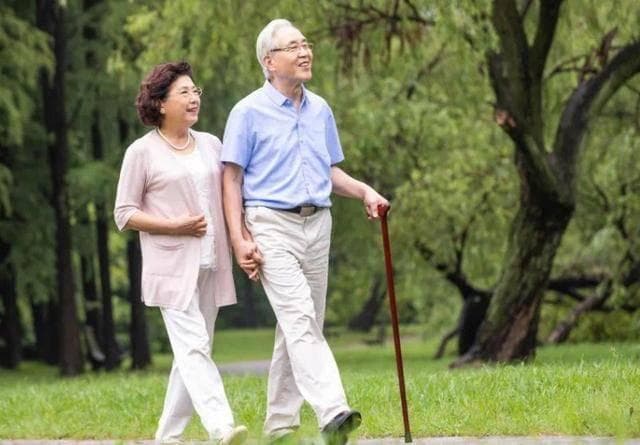 饭后散步对身体有5大益处，医生提醒：注意这4点，提高效率