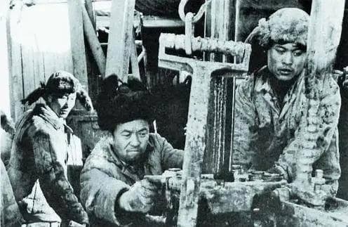 王进喜：为祖国献石油的铁人，为阻止井喷，带伤跳进泥浆坑