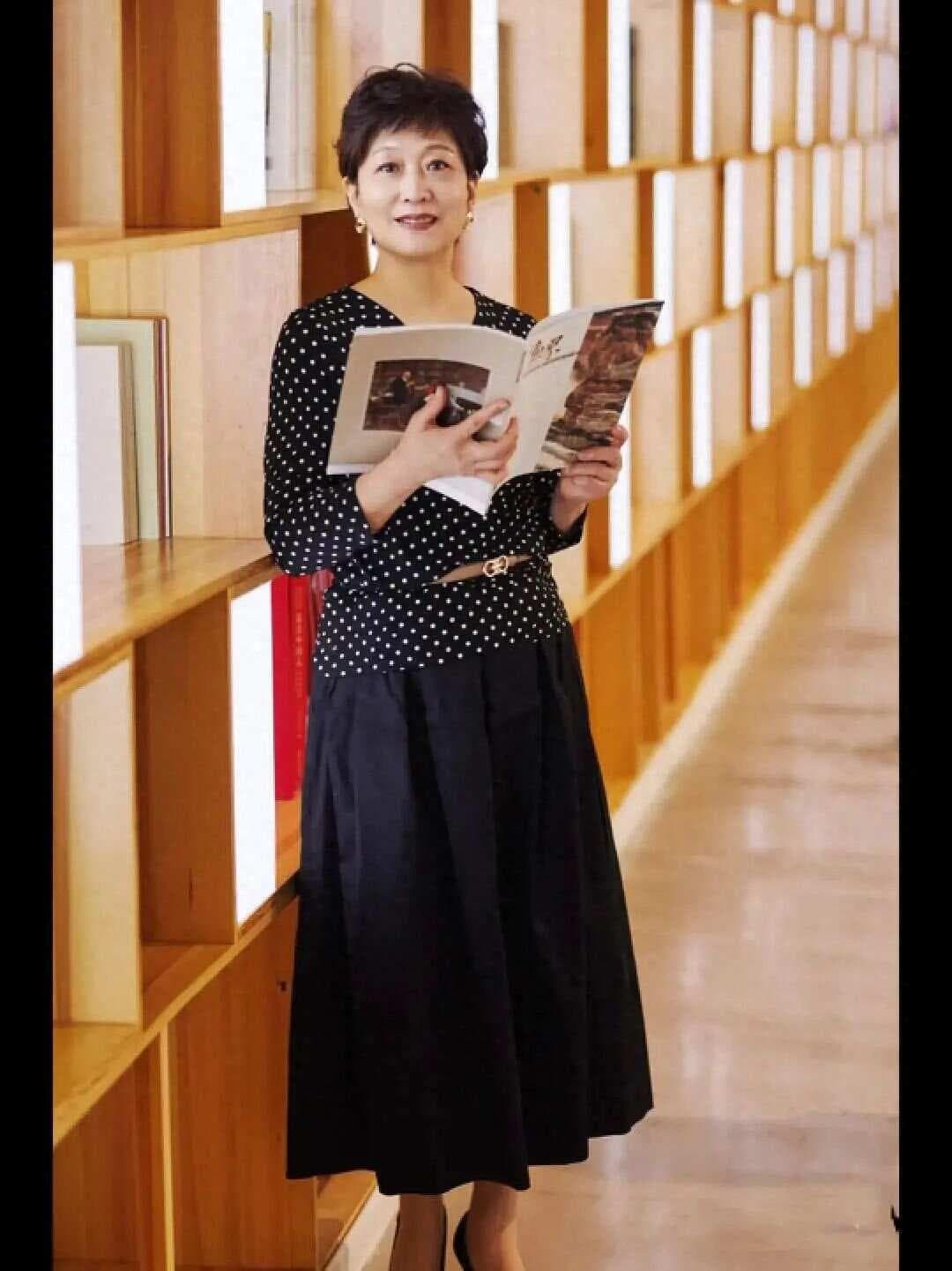 中年女性穿衣指南：为什么“衣不穿松”、“不塞下装”？