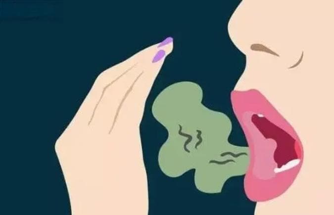 口气重舌苔发白嘴巴里有异味怎么回事？一文详解原因与解决方案