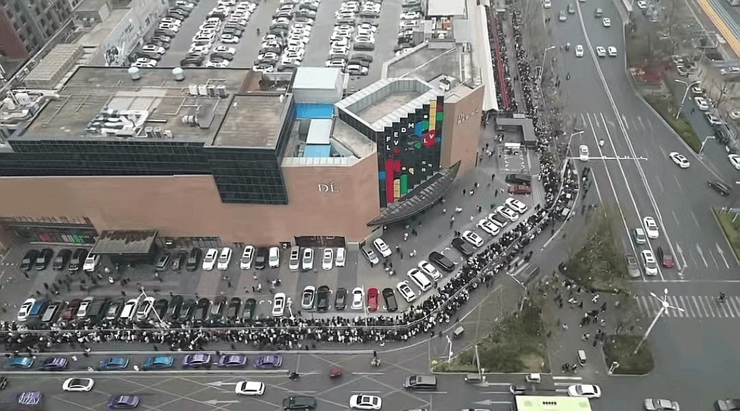 胖东来超市春节客流井喷 排队时长超4小时