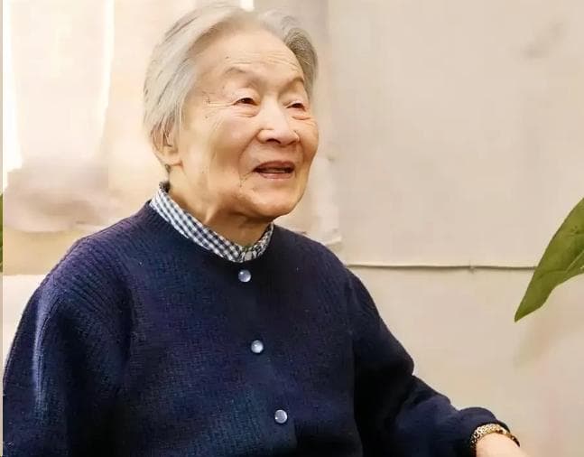杨绛先生说：“婚姻是柴米油盐，得需要钱，要有经济基础。”
