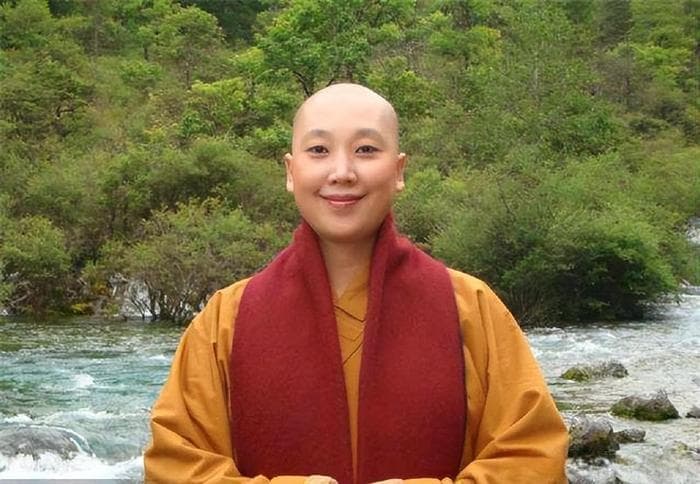 歌手李娜：不顾亲人流泪劝阻出家，25年后，她过得怎样了？