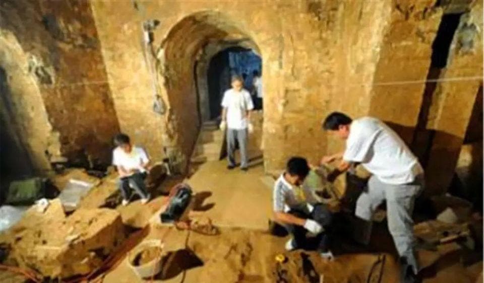 "中国第一凶墓"：80名盗墓贼命丧流沙，珍贵文物却一件未丢
