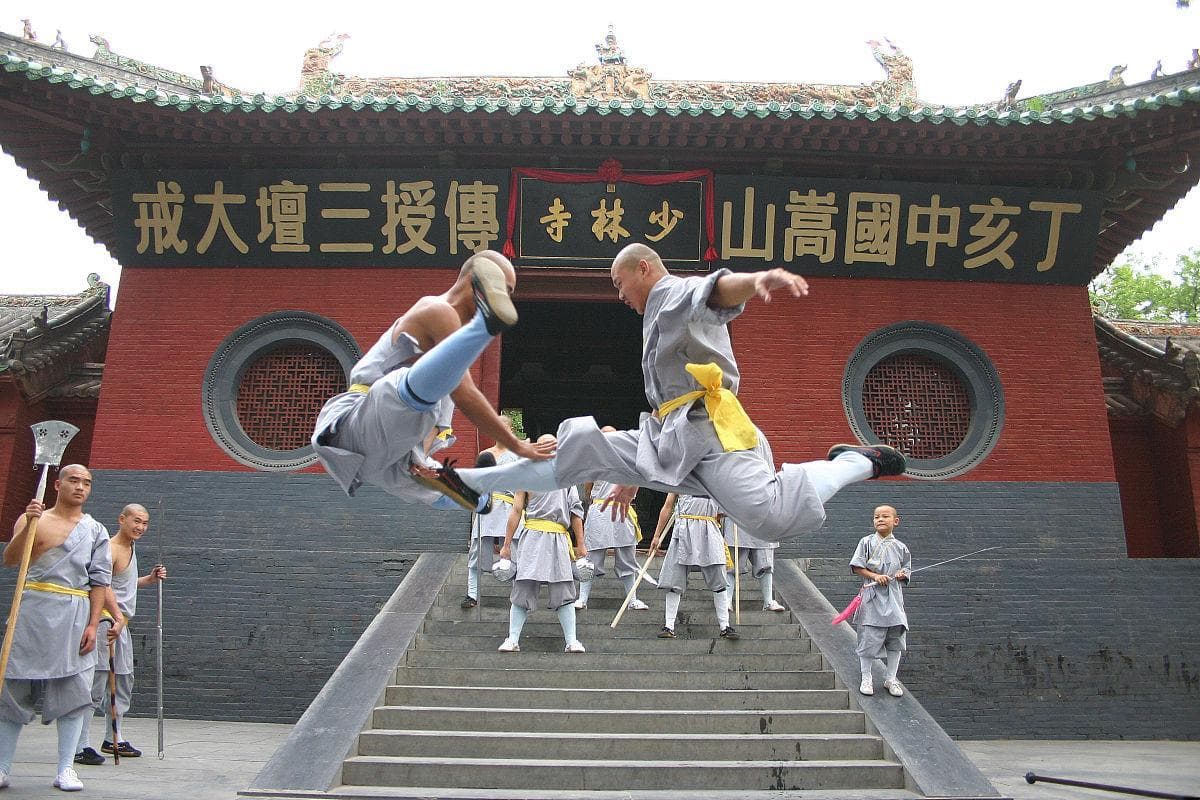 如何在郑州的少林寺体验禅宗文化和武术的独特魅力？