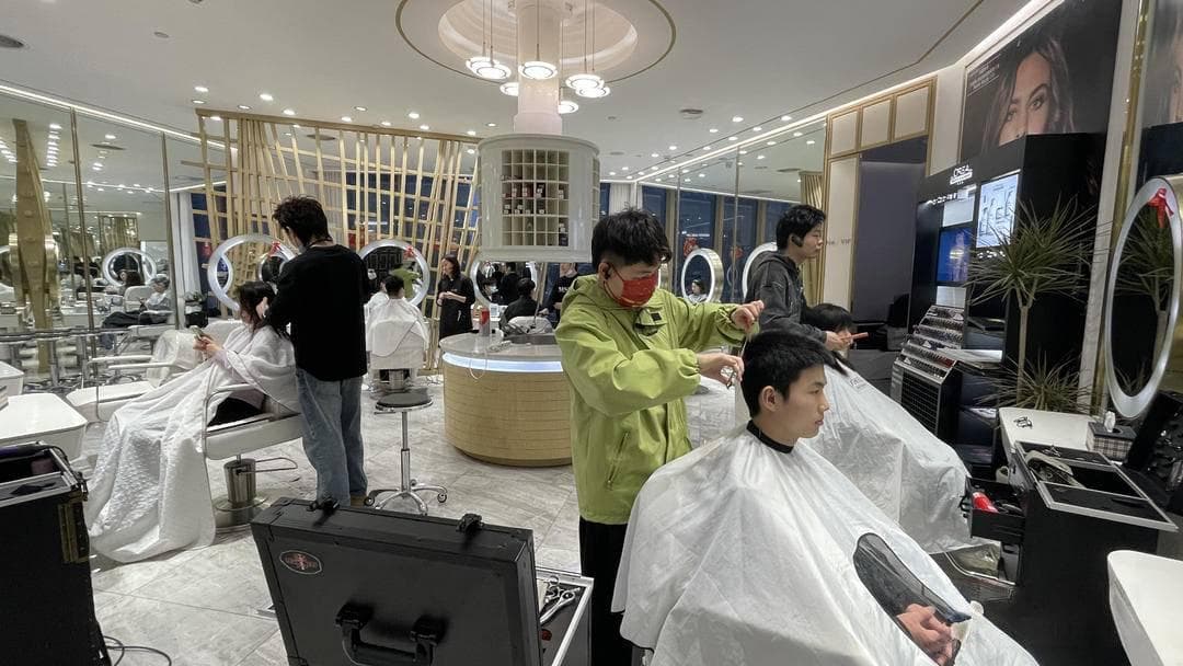 洗剪吹节前涨价了？南京多家美发店托尼老师称“春节不涨价”