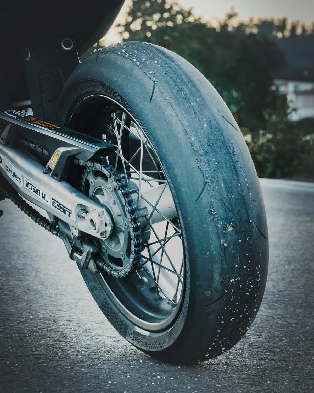 110/70R17和140/60R17：春风250SR轮胎尺寸的专业解读