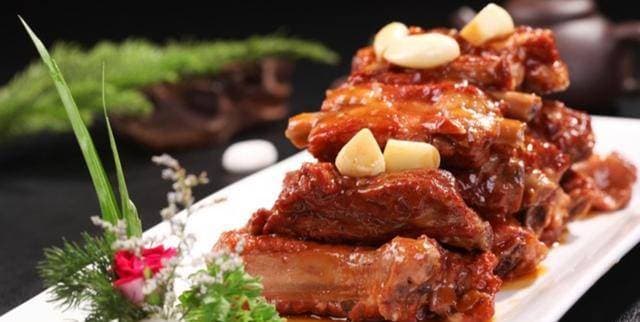 老张师傅传授家传酱卤猪排制作技艺：香料精确到克，成品酱香十足