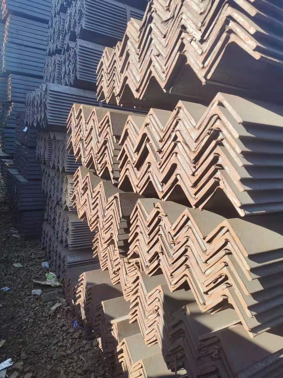 Q355ME角钢：性能与应用全解析