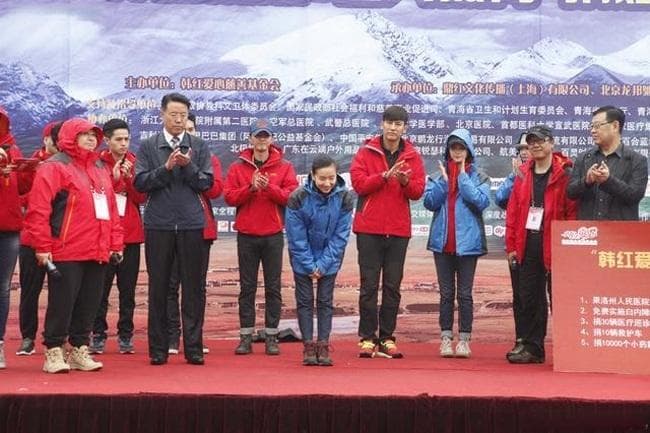 韩红携千万医疗物资赴青海    董洁蒋欣充当志愿者