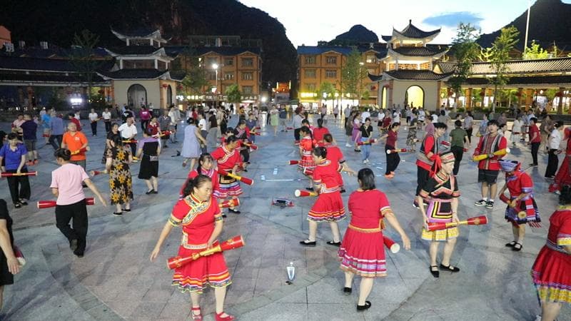 江华水口镇：瑶族长鼓舞化身广场舞 非遗传承常态化