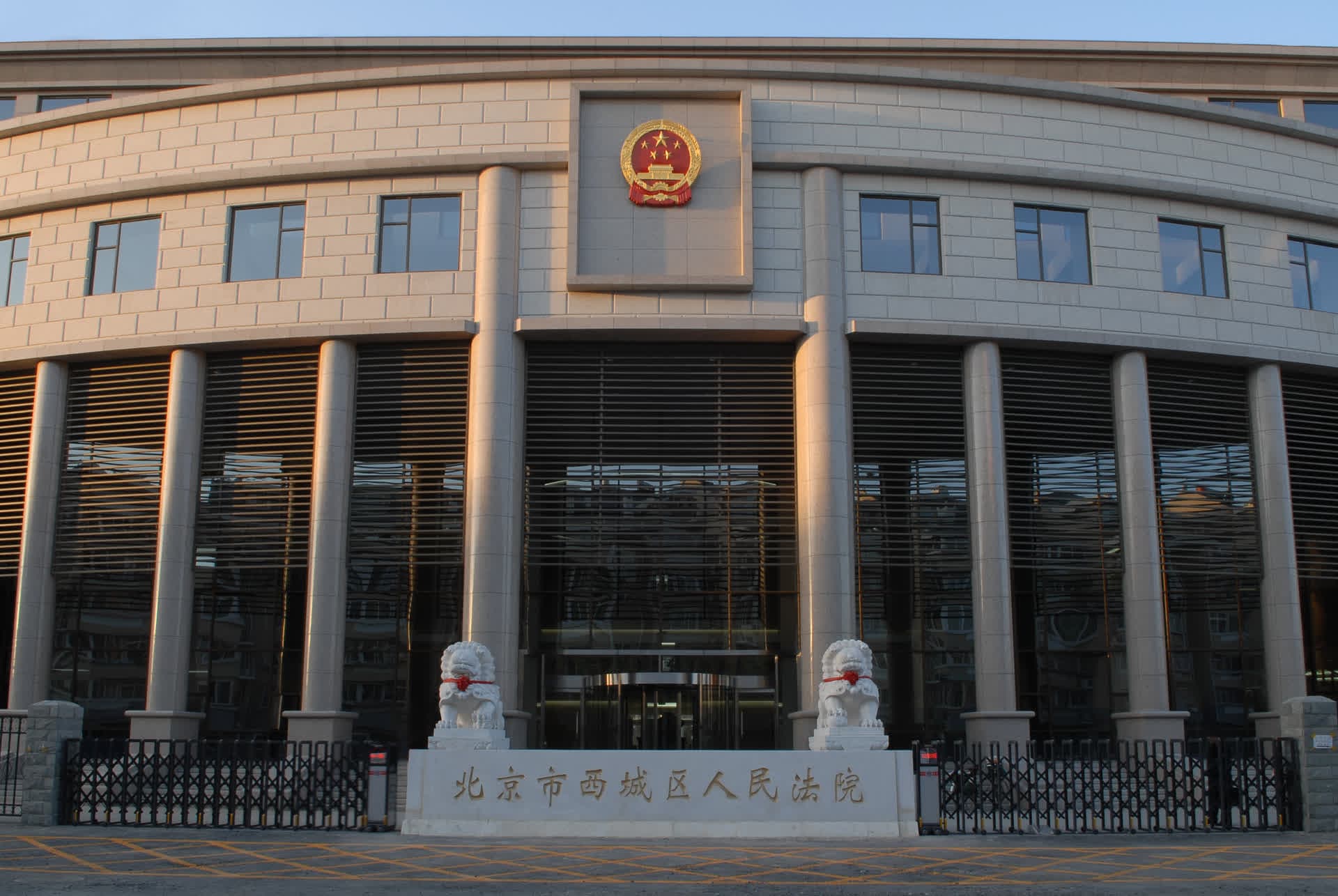 流浪动物咬坏小区内车辆，物业公司未尽职责被判赔