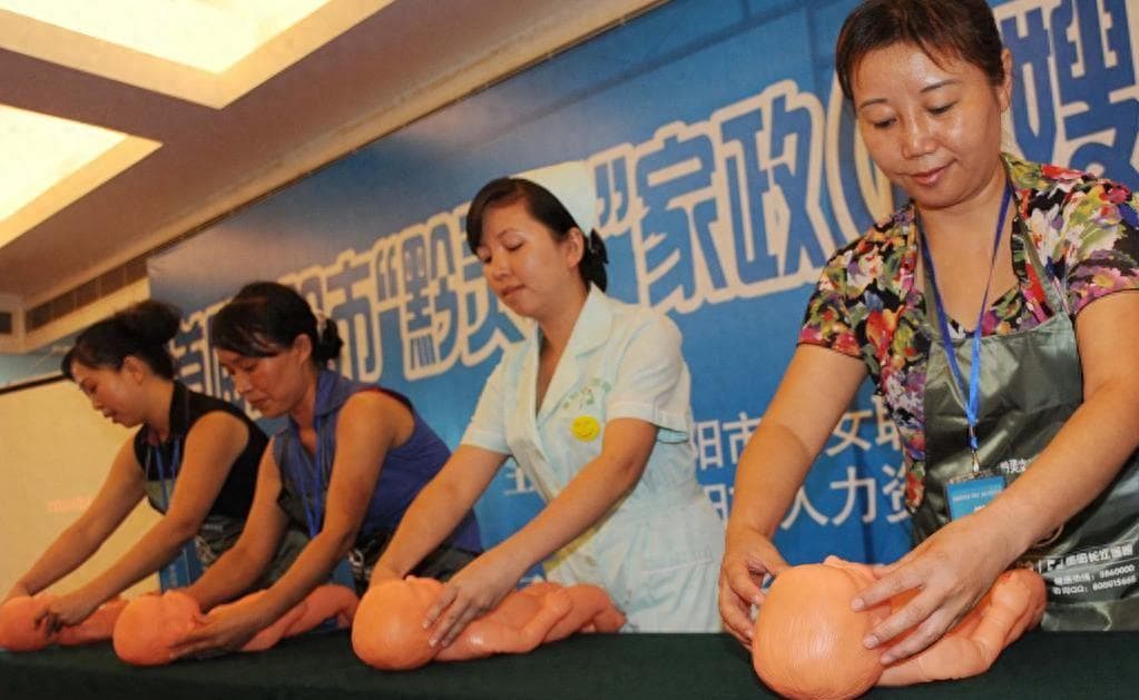 月嫂行业暗藏猫腻，宝宝吃亏妈妈遭罪，谁在背后坐收渔翁之利？