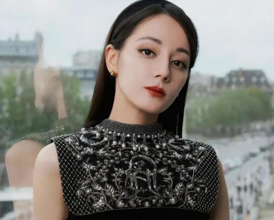 迪丽热巴路透视频引爆社交媒体：美丽与忧愁的时尚碰撞