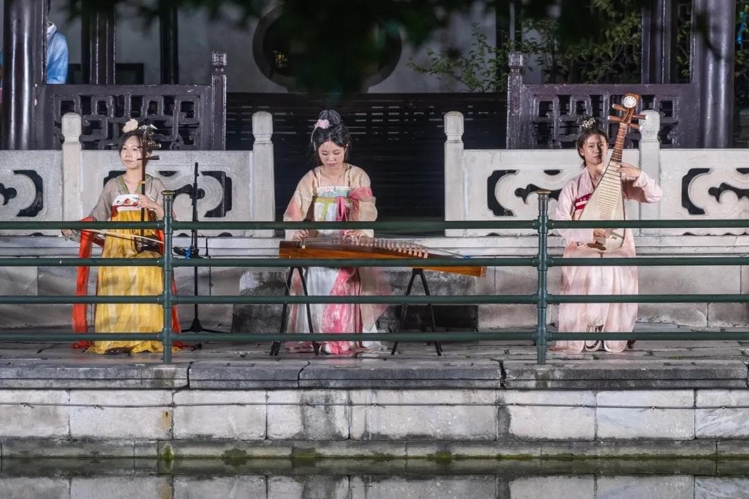 月到中秋分外明，扬州何园举行拜月仪式