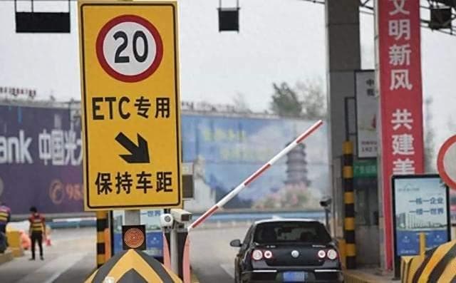 ETC普及率越来越高，为啥人工通道还排队？高速管理方说出2个原因