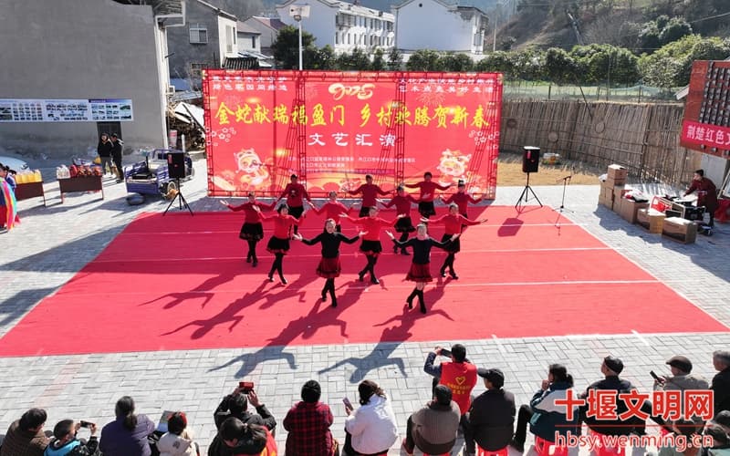 丹江口市牛河林区牛家河村：“村晚”迎新春 百姓过大年