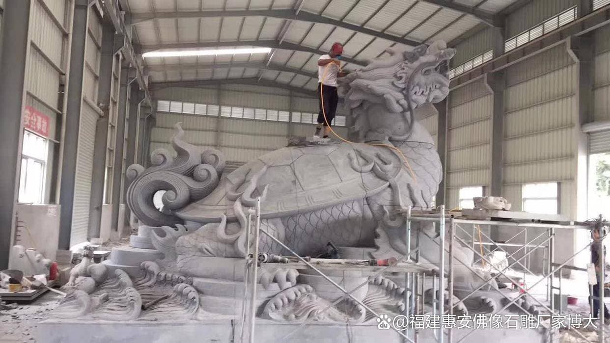 石雕龙龟造型多样，寓意深远