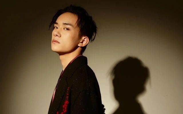 2025开年之作：易烊千玺以《小小的我》打出演艺生涯的“王炸”