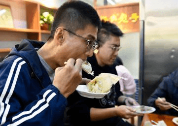 吃饭时间变一变就能缓解疲劳？饮食一点小改变，身体好处有很多