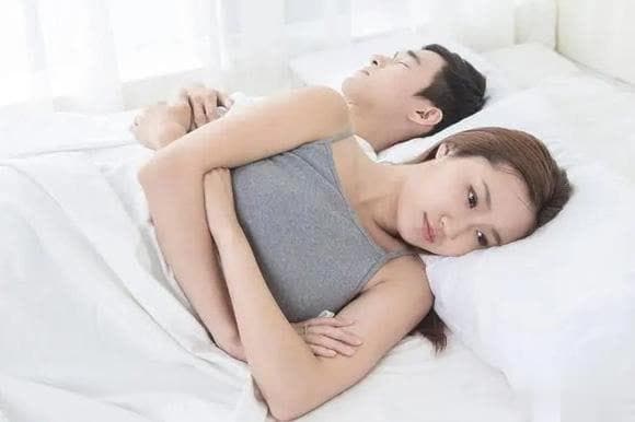 打破与男朋友的沟通僵局：6个妙招让他主动联系你