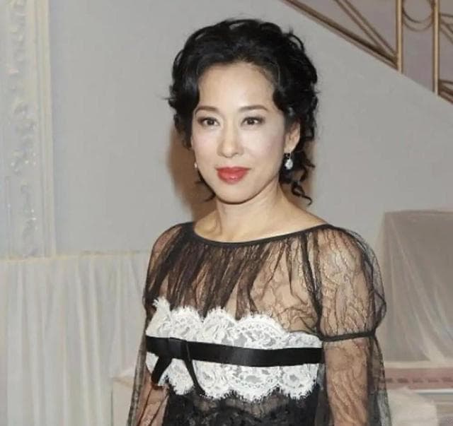 郭晶晶婆婆太豪横，47岁“甩”霍震霆，50岁再嫁百亿富豪罗康瑞