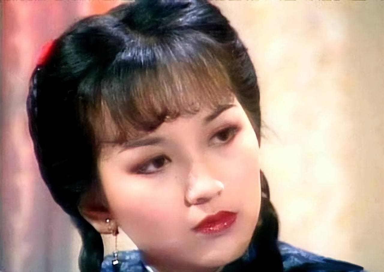 赵雅芝71岁穿热裤庆生，科学护肤让她宛如30年前