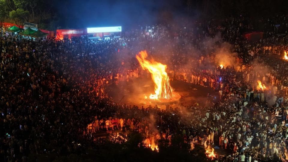 超壮观！凉山彝族火把节西昌主会场一晚上近20万人“玩火”狂欢