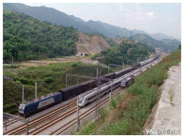 高速列车和普速列车运行同一条铁路，其实这并不奇怪