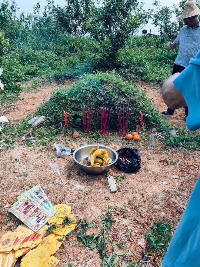 农村人死后火化后把骨灰盒放进棺材再埋掉，这不是多此一举吗？