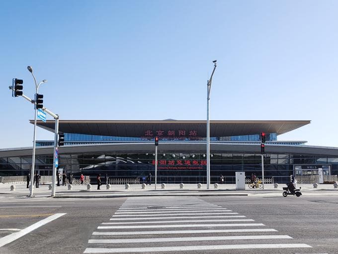 北京朝阳站交通枢纽：地面“彩虹”指引乘客便捷换乘