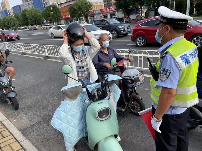 骑电动车出行，戴了头盔也可能被罚？这些细节要注意