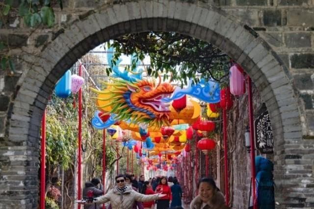 从驱傩到拜年：春节习俗的历史演变与文化传承
