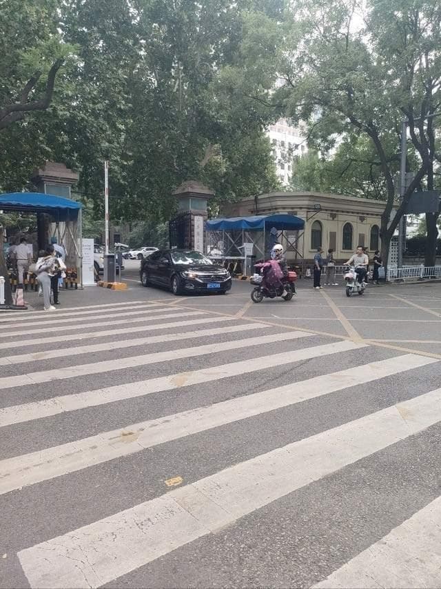 济南试点医院停车新政，就医车辆享2小时免费