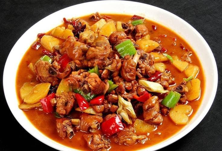 新疆大盘鸡：餐桌上的西北风情