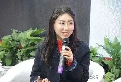 贾浅浅诗歌全面赏析：探寻文字背后的诗意世界