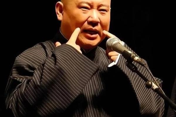 郭德纲的面相特征与其幽默风格的关系分析